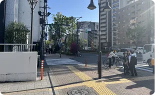 ロータリーを抜けた1つ目の信号をそのまま奥へ直進します。