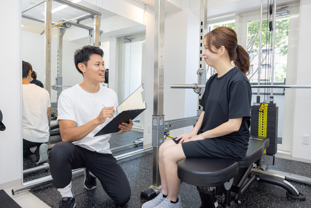 東中野のパーソナルトレーニングジムYourGym東中野店でのお客様とのセッションの様子の写真