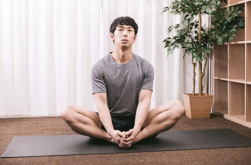 東中野のジム選びに悩んでいる男性のイメージ画像