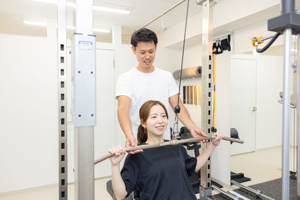 東中野のパーソナルトレーニングジムYourGym東中野店でトレーナーとお客様がトレーニングしている様子