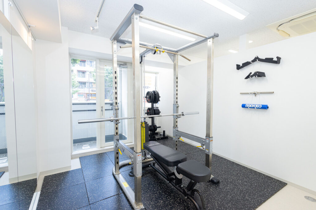 YourGym東中野店の白を基調としたシンプルな内装の画像